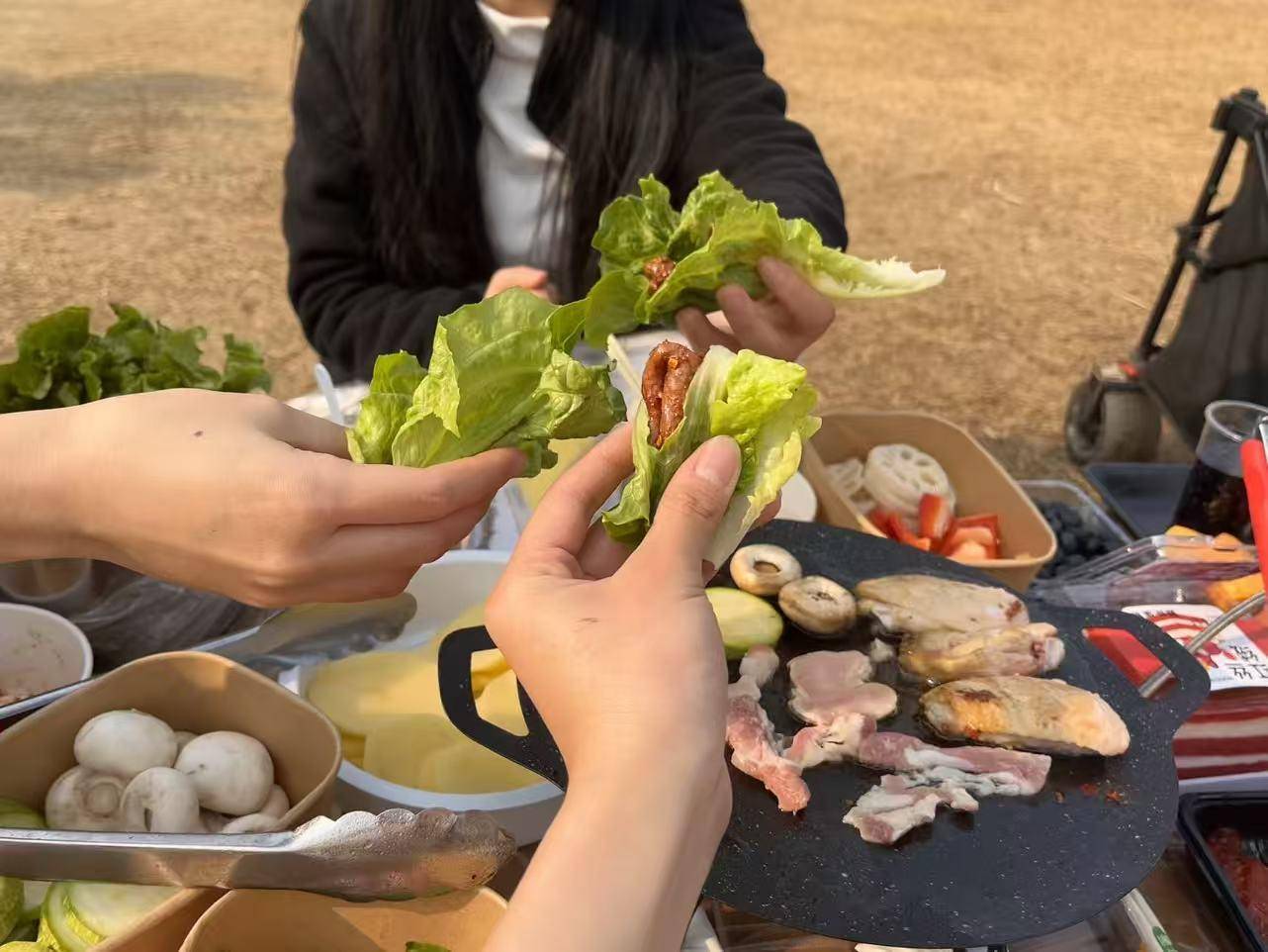 、围炉煮茶走俏成都户外又“忙”起来了瓦力棋牌冬季露营升温！取暖装备上新(图2)