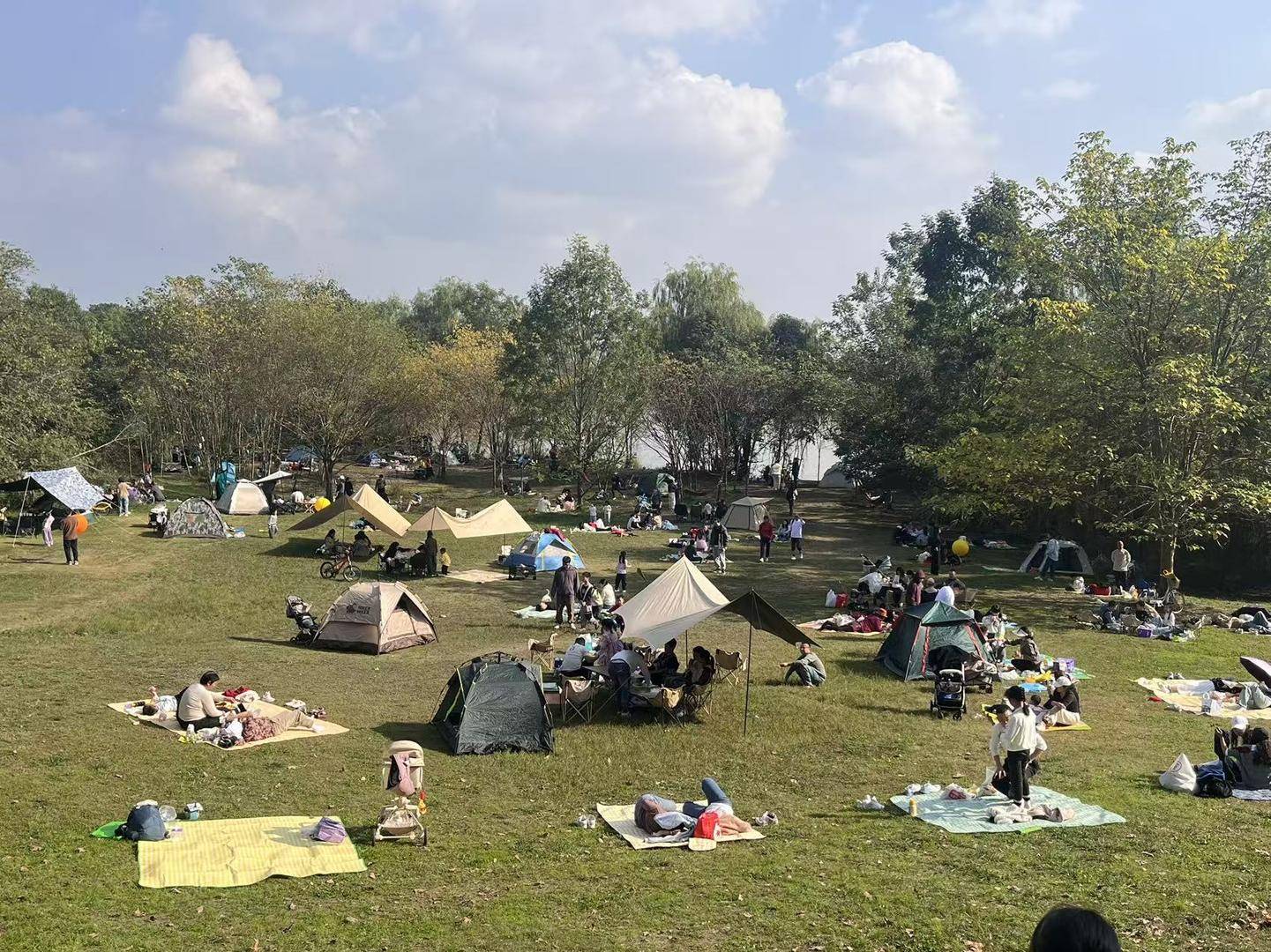 、围炉煮茶走俏成都户外又“忙”起来了瓦力棋牌冬季露营升温！取暖装备上新(图4)